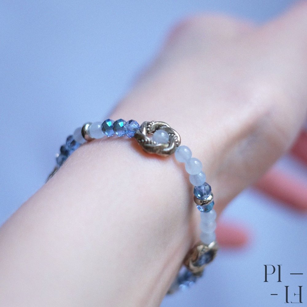 2/50$ bracelet natural tinted jade gemstones